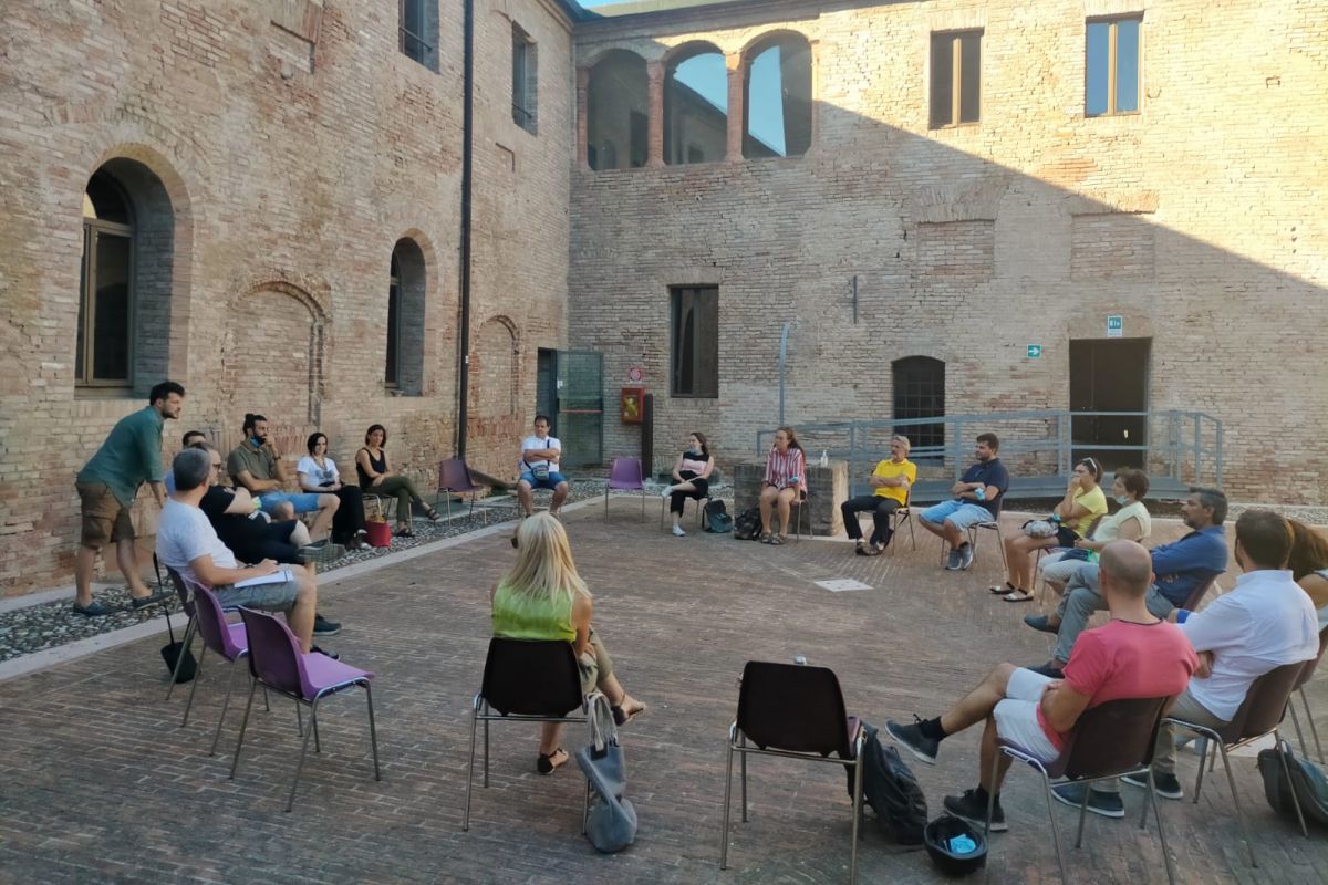 partecipanti all'incontro seduti in cerchio nel cortile interno della Rocca