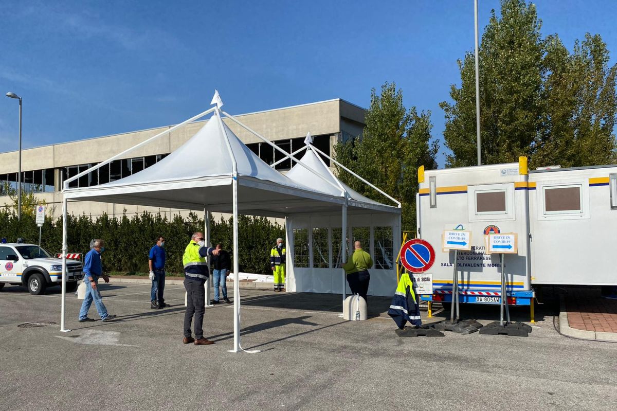 fotografia allestimento punto mobile con protezione civile al lavoro 
