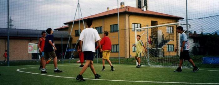 ragazzini che giocano a calcio 