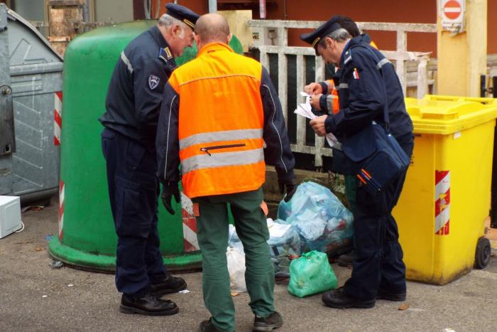 controlli di rifiuti abbandonati in isola ecologica