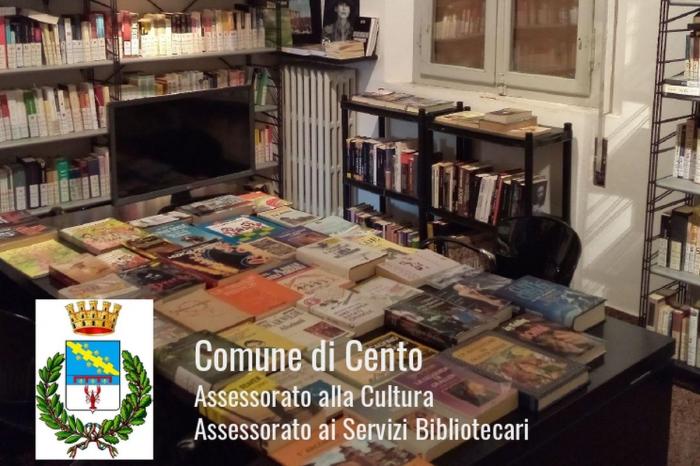 interni biblioteca di Renazzo con scaffali libri