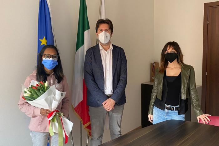 Aruna Rossi, accompagnata da Ilaira Bovina referente del servizio comunale coinvolto, riceve i fiori nella sede comunale dal Sindaco 