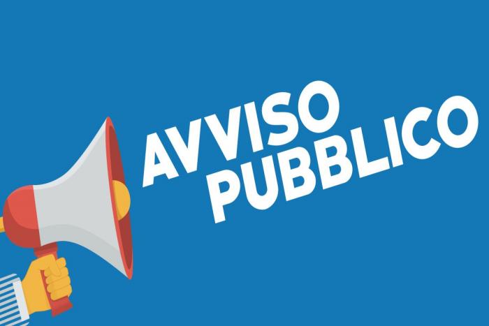 altoparlante  con scritta avviso pubblico