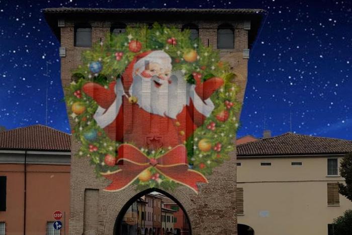 babbo natale proiettato su Porta Pieve