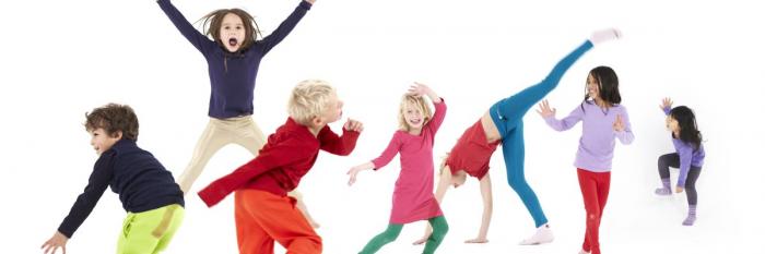 gruppo di bambini che salta e balla