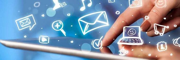 Dito che clicca su dispositivi informatici