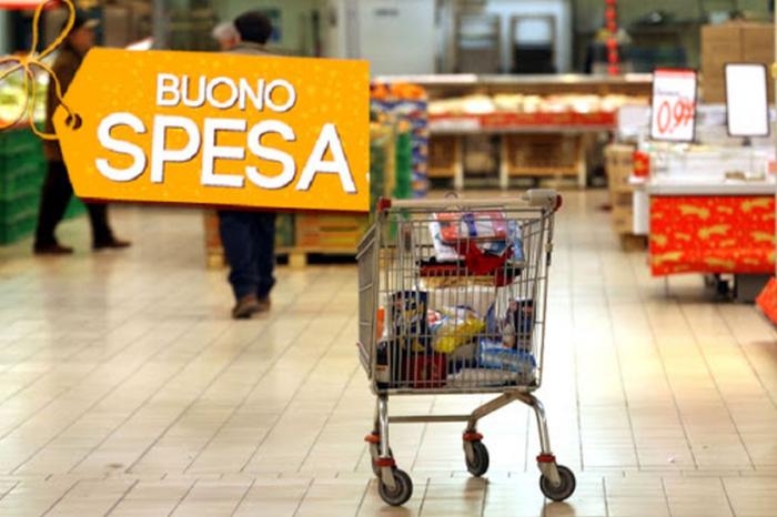 carrello con spesa nel supermercato e scritta Buono Spesa