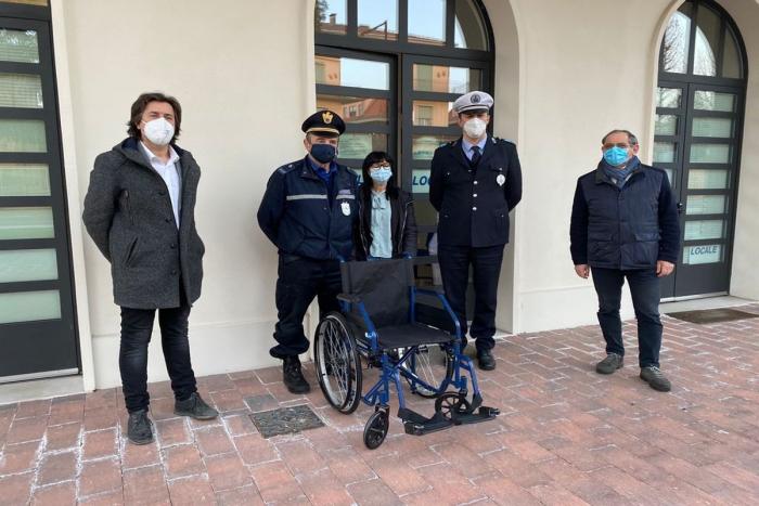 carrozzina per disabili donata da Agriambiente al Comune davanti alla sede della Polizia Locale