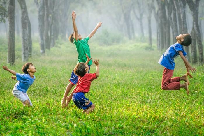 Bambini che giocano all'aperto