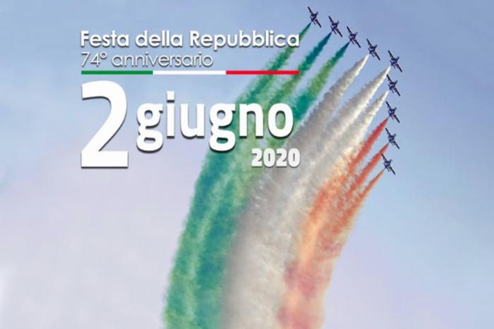 frecce tricolori con la scia tricolore e scritta 2 giugno