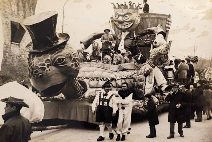 fotografia carro di carnevale storico in bn