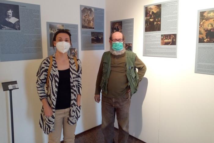 Silvia Bidoli e Andrea Galli davanti all'esposizione delle opere