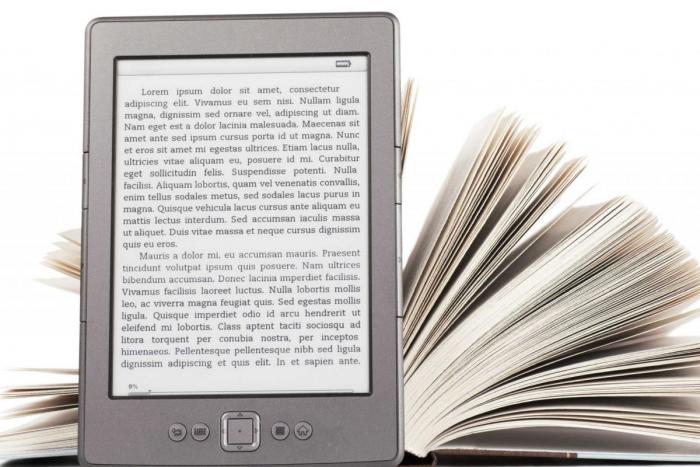 Tablet davanti a libro carteceo