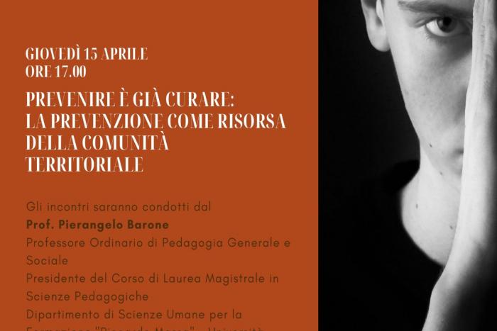 particolare locandina con ragazzo metà viso coperto dalla mano
