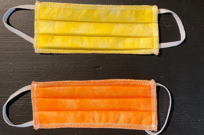 due mascherine per bambini di colore giallo e arancione
