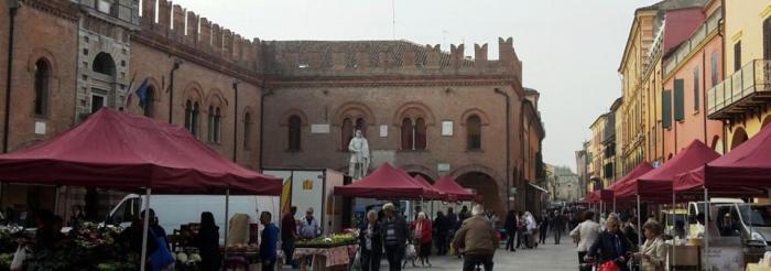 mercato contadino in piazza Guercino