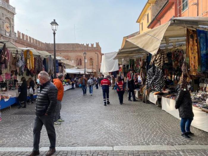 persone al mercato di Cento del giovedì con mascherine