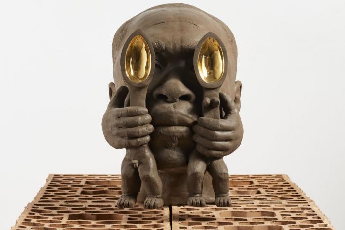 opera dell'artista "La graine qui germe", terracotta e oro, 2022