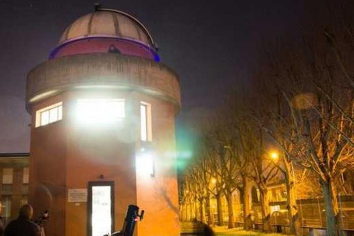 esterno dell'Osservatorio a colori con astrofili e telescopio