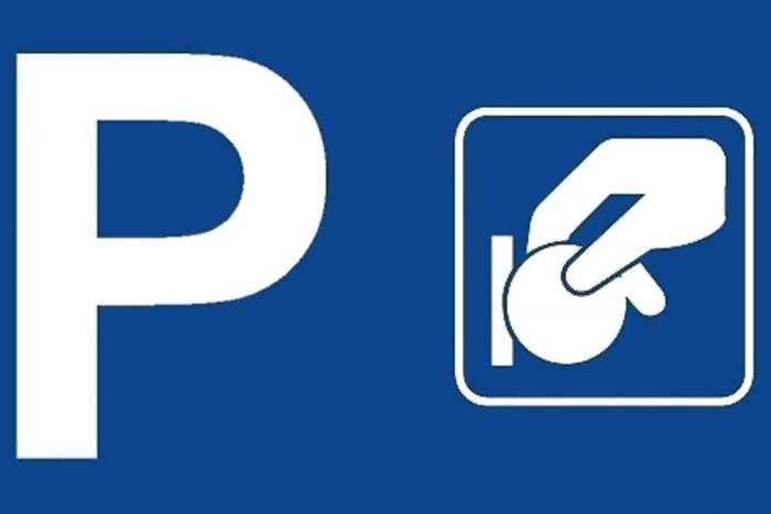Simbolo del parcheggio e mano con soldo