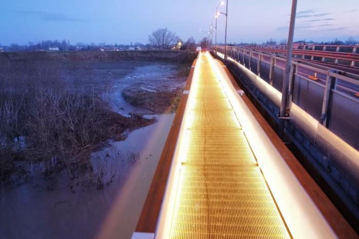 nuova passerella ciclopedonale illuminata di sera sul Ponte Vecchio