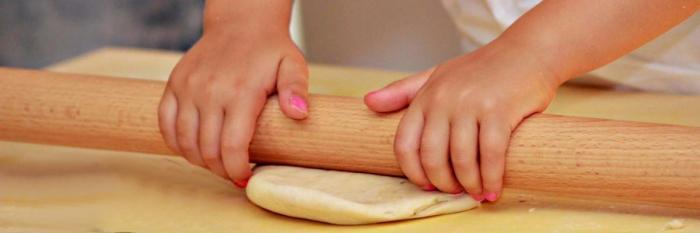 manine di bambina con mattarello