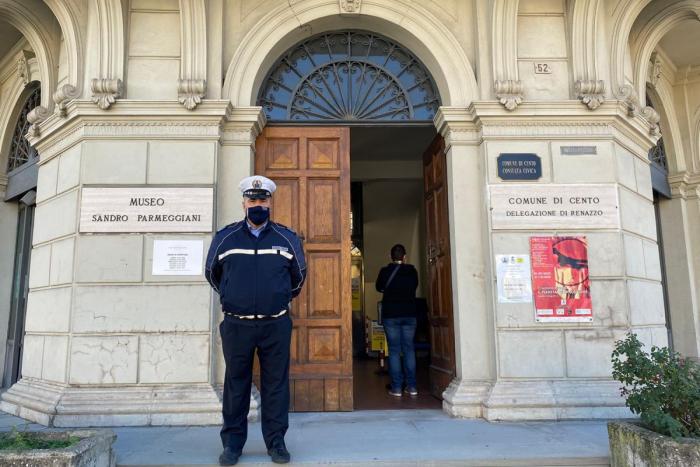 Delegazione di Renazzo con agente municipale davanti