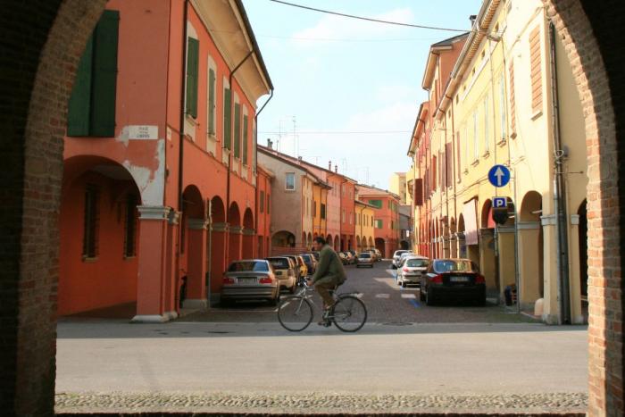 via Donati negozi di Cento