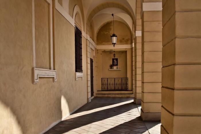 portici via Ugo Bassi vicino a San Biagio 
