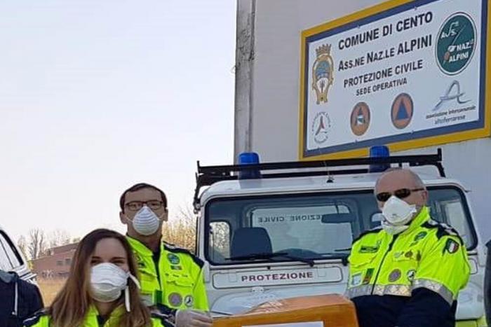 esterno sede protezione civile di Cento con volontari