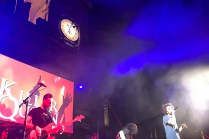 manifestazione musicale in piazza Cento sul palco sotto all'orologio Palazzo del Governatore