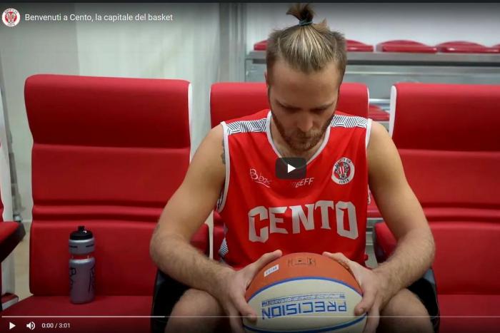 inizio del video con giocatore di basket della Benedetto XIV