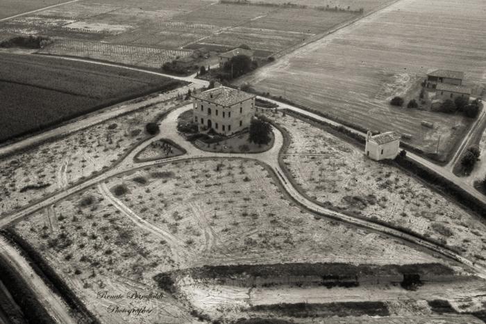 via Francigena campagna di Cento in bianco e nero (fotografia di Renato Baruffaldi)