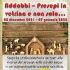 locandina informativa con forme di legno capanna e statuette del presepe 