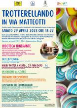 locandina con le iniziative e i partner coinvolti e su sfondo fotografia delle trottole di legno colorate