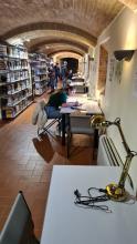 lampade donate sui tavoli e studentessa che legge
