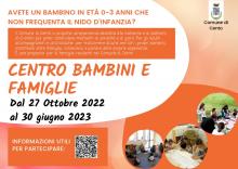 cartolina informativa spazio Centro Bimbi con tre fotografie attività con educatrice e bambini