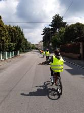 alunni ciclisti nel percorso in strada