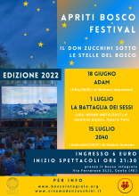 locandina programma con sfondo azzurro e stelline e fotografia bosco con proiezione all'aperto