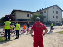 controllo delle biciclette per la partenza percorso in strada