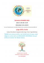 locandina informativa con il mondo e girotondo persone e nuvola web della parola felicità a forma di albero