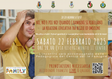 cartolina informativa con fotografia genitori e figlio
