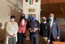 In sala Consiglio da sx Laura Riviello consigliera Legalità, Vanina Picariello Vice Sindaca, Giovanni Impastato con medaglia Città di Cento, Edoardo Accorsi Sindaco, Mario Pedaci Assessore alla Sicurezza