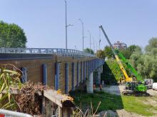 lavori gru passerella del ponte vecchio tra Cento e Pieve di Cento