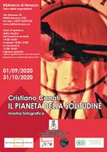locandina informazioni sulla mostra luogo orari e contatti e fotografia primo piano di ragazza
