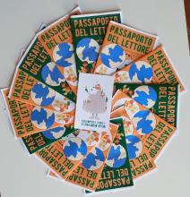 fotografia dei passaporti arancio e verde distribuiti in senso circolare