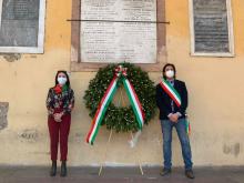 Sindaco e rappresentante ANPI davanti al Municipio di Cento