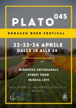 locandina informativa e al centro due mani che brindano con i boccali di birra 