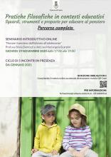 locandina descrizione seminario e fotografia di una bambina e un bambino vestiti colorati a sedere