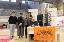 Al palazzetto da sx Matteo Resca consigliere delega Politiche Giovanili ,Laura Riviello consigliera delega Legalità,2 delegate Presidio Libera Centopievese,Giovanni Impastato,Carlo Negrini Presidente Rotary Club di Cento,Federico Taddia conduttore